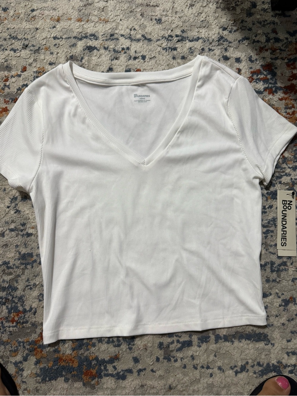 No Boundaries White Ribbed V-Neck Short Sleeve Tee